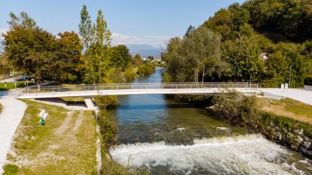Iz mesta Domžal čez most proti vzhodnemu delu občine preko Mostu srčnih ljudi